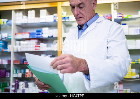 Il farmacista prescrizioni di lettura Foto Stock