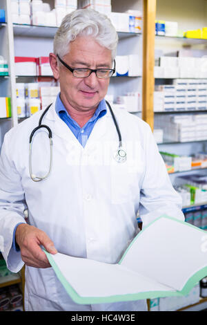 Il farmacista prescrizioni di lettura Foto Stock