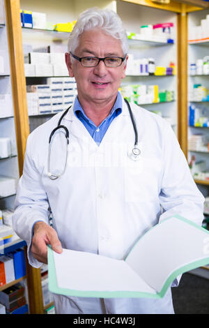 Il farmacista prescrizioni di lettura Foto Stock