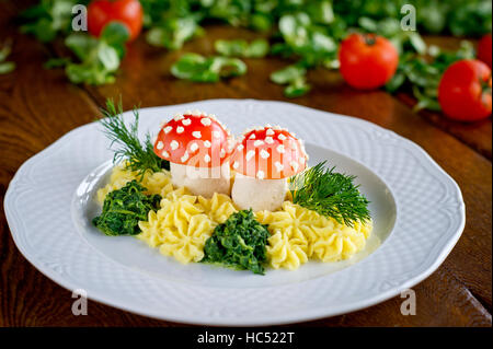 Pasto divertente per i bambini, pollo e pomodoro con purè di patate e verdure fresche Foto Stock