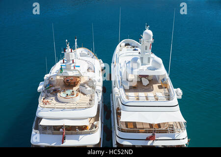 Porto Ercole, la gente a prendere il sole sulle barche, crogiolatevi nella jacuzzi a bordo dello yacht, giornata soleggiata, megayacht Foto Stock