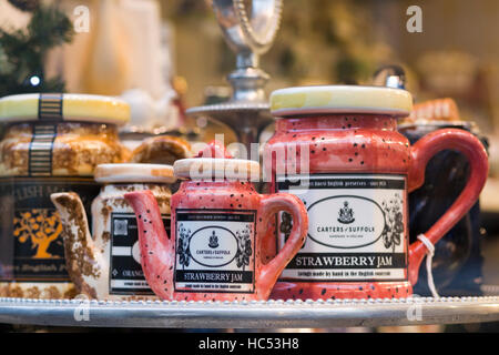 Confettura di fragole jar teiere Foto Stock