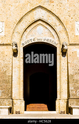 Siena, Italia - 29 Settembre 2016: Palazzo Salimbeni, sede centrale della Banca Monte dei Paschi di Siena Foto Stock