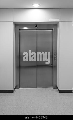 Ospedale ascensore all'interno della hall, edificio Foto Stock