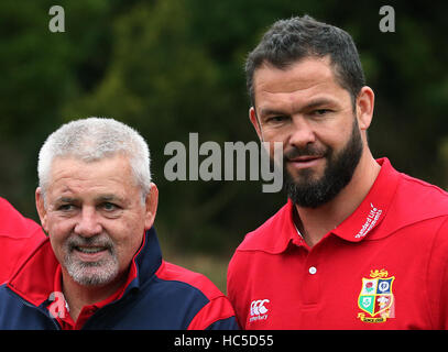 Warren Gatland (sinistra) con Andy Farrell in seguito ad una conferenza stampa per annunciare il 2017 Britannica e Irlandese di coaching Lions personale al Carlton House, Dublino. Foto Stock