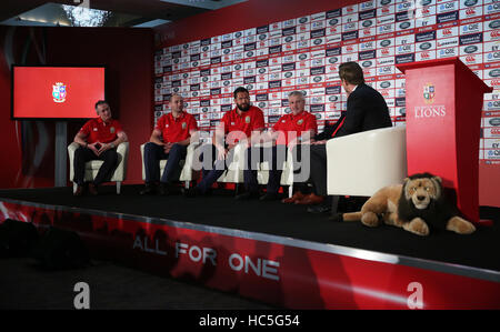 Warren Gatland (seconda a destra) con i membri del suo personale di coaching (da sinistra)Rob Howley, Steve Borthwick e Andy Farrell durante una conferenza stampa per annunciare il 2017 Britannica e Irlandese di coaching Lions personale al Carlton House, Dublino. Foto Stock