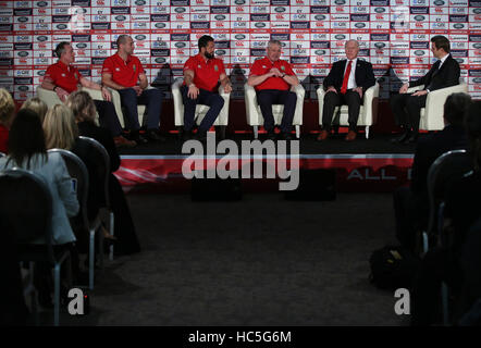 Warren Gatland (terza a destra) con i membri del suo personale di coaching (da sinistra) Rob Howley, Steve Borthwick, Andy Farrell e tour manager John Spencer (seconda a destra) durante una conferenza stampa per annunciare il 2017 Britannica e Irlandese di coaching Lions personale al Carlton House, Dublino. Foto Stock