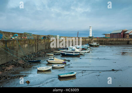 Autunno tempestoso mattina al porto di Newhaven a Edimburgo, Scozia. Foto Stock