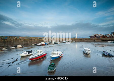 Autunno tempestoso mattina al porto di Newhaven a Edimburgo, Scozia. Foto Stock