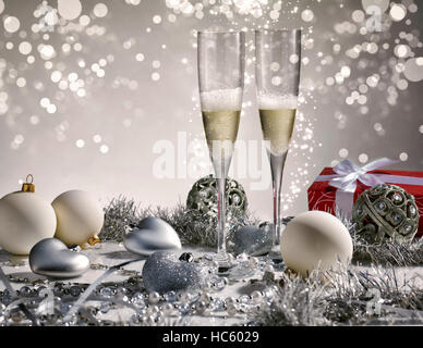 Due bicchieri di champagne pronti a portare nel nuovo anno Foto Stock