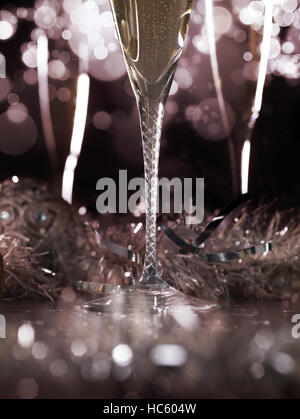 Lusso bicchieri da champagne su un nero lo sfondo viola Foto Stock