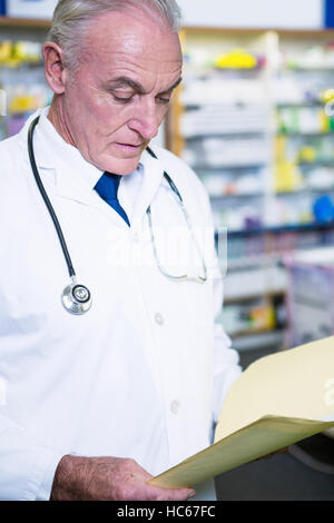 Il farmacista prescrizioni di lettura Foto Stock