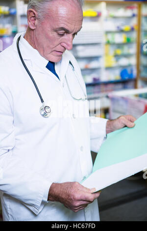 Il farmacista prescrizioni di lettura Foto Stock