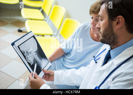 Il medico e il paziente a discutere sulla relazione Foto Stock