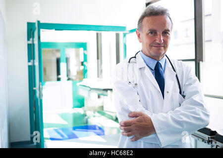 Ritratto di medico in piedi con le braccia incrociate Foto Stock