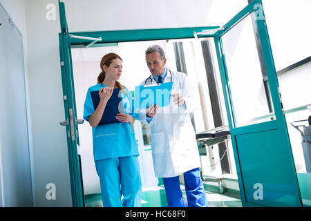 Medico e infermiere controllo referto medico Foto Stock