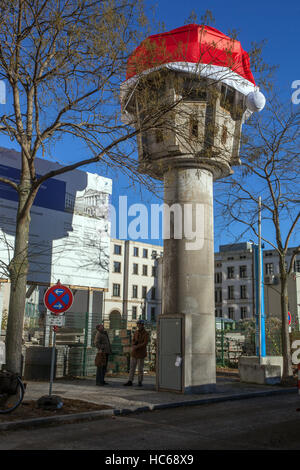 Torre di avvistamento ex muro di Berlino in costruzione decorata con un cappuccio rosso, vicino al Potsdamer Platz, Erna-Berger-Strasse, Berlino, Germania Foto Stock