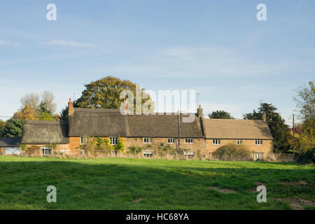 Una fila di case nel villaggio di Chacombe, Northamptonshire, Regno Unito Foto Stock