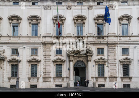 Roma - 15 Settembre 2015: vista del Quirinale square con le sue antiche sculture romane. Il palazzo è la residenza ufficiale del Presidente dell'IO Foto Stock