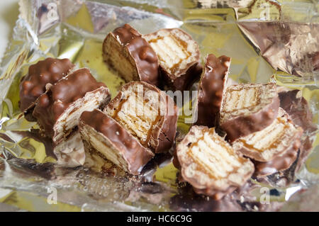 Fette di un croccante di cioccolato al latte con bar Foto Stock