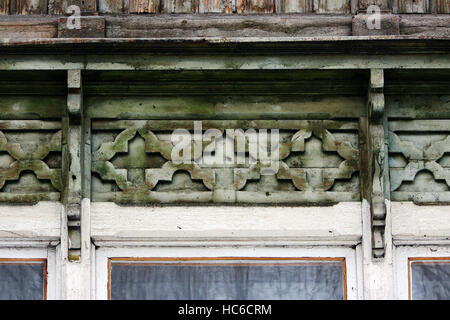 Decor artistico rivestimento e classica vecchia casa in legno. pattern triangolari texture di legno color mattone. Foto Stock