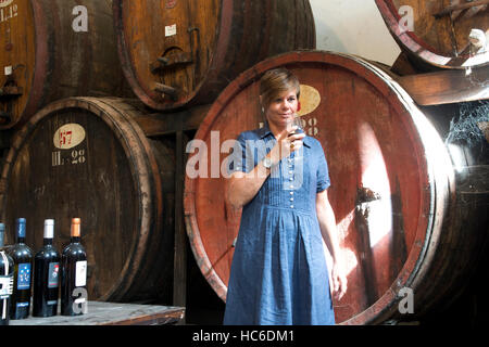 Donna con un bicchiere di Vernaccia vigna, cantina Contini, Cabras, Sinis, Sardegna, Italia Foto Stock