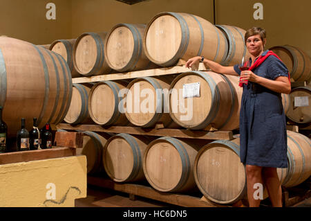 Donna con un bicchiere di Vernaccia vigna, cantina Contini, Cabras, Sinis, Sardegna, Italia Foto Stock