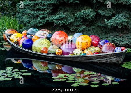 'Flottazione barca' sculture di vetro, di Dale Chihuly, Monet piscina, Denver Botanic Gardens, Denver, Colorado, STATI UNITI D'AMERICA Foto Stock