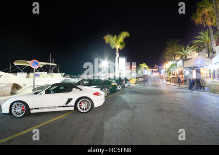 MARBELLA, Spagna - 1 maggio: Puerto Banus maggio su 1, 2014 in Marbella, Malaga, Andalusia Spagna. Puerto Banus è una marina luxury complesso situato in Costa d Foto Stock