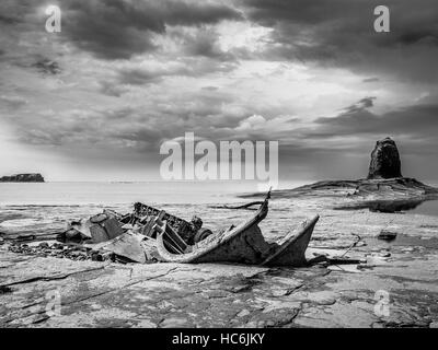 Nero, Nab Saltwick Nab e il relitto di Ammiraglio von Tromp a Satlwick Bay, North Yorkshire, Foto Stock