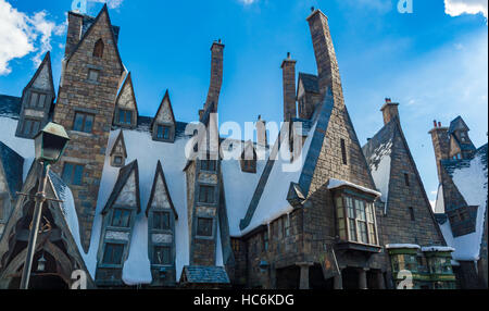 Coperta di neve tetti di Hogsmead al mondo di Wizarding di Harry Potter Foto Stock