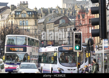 Bradford City Centre, con traffico, autobus a due piani e edifici vittoriani Foto Stock