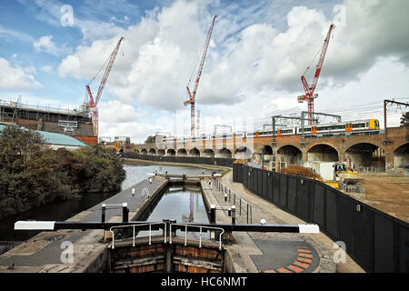 Settembre 2015:vista su Hawley blocco verso il mercato di Camden che mostra la costruzione di Camden Lock Village dal gruppo MACE a nome dei proprietari Labtech Foto Stock