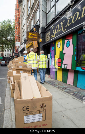 Denmark Street, Tin Pan Alley, famosa per gli strumenti musicali e musicisti, sotto la minaccia di sviluppo da Crossrail Foto Stock