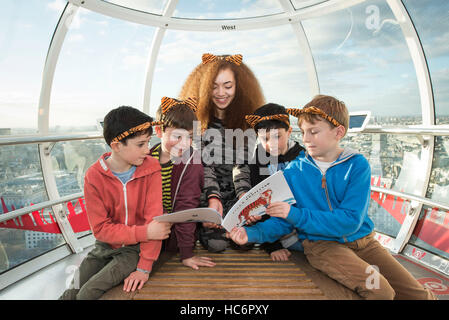 (L-R) incredibile Arabella, vincitore del concorso del sale di Pietro (stripey superiore) e i suoi amici leggere la tigre Protector prenota durante il WWF I proteggere le Tigri della campagna di lancio sulla London Eye, Londra Foto Stock