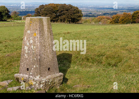 Il punto di innesco alla sommità della collina di Nab in Bollington Cheshire con copyspace Foto Stock