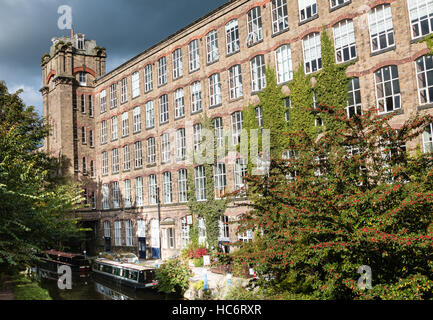 Clarence MIll a Bollington Cheshire. Il vecchio mulino di tessili è accanto a Macclesfield Canal ed è ora utilizzato per lo spazio ufficio Foto Stock