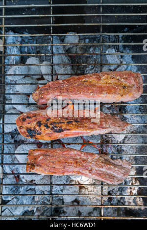 Braai barbecue di carne porta i filetti di carbone di fiamma Foto Stock