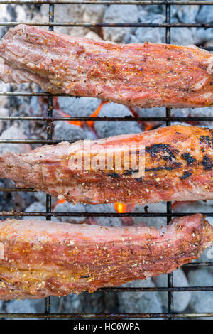 Braai barbecue di carne porta i filetti di carbone di fiamma Foto Stock