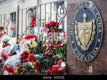 Mosca - 27 Novembre,2016: Memorial con flovers all ambasciata di Cuba Rebulic.persone piangono la morte del presidente cubano Fidel Castro.i funerali di natoina Foto Stock