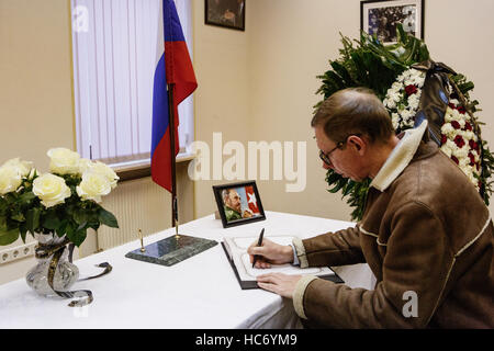 Mosca - 27 Novembre,2016: Memorial con flovers all ambasciata di Cuba Rebulic.persone piangono la morte del presidente cubano Fidel Castro.i funerali di natoina Foto Stock