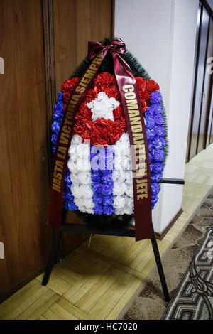 Mosca - 27 Novembre,2016: Memorial con flovers all ambasciata di Cuba Rebulic.persone piangono la morte del presidente cubano Fidel Castro.i funerali di natoina Foto Stock