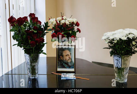 Mosca - 27 Novembre,2016: Memorial con flovers all ambasciata di Cuba Rebulic.persone piangono la morte del presidente cubano Fidel Castro.i funerali di natoina Foto Stock