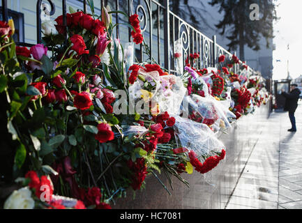 Mosca - 27 Novembre,2016: Memorial con flovers all ambasciata di Cuba Rebulic.persone piangono la morte del presidente cubano Fidel Castro.i funerali di natoina Foto Stock