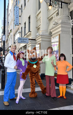 Scooby Doo e la Mystery Inc. pista di arrivare presso il London Palladium davanti a loro estremità ovest debutto con: Charlie Bull (Daphne), Charlie Haskins (Shaggy), Joe Goldy (Scooby-Doo), Rebedda garrese (Velma), Chris Warner Drake (Fred) dove: Londra, Regno Foto Stock