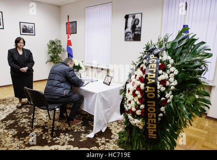 Mosca - 27 Novembre,2016: Memorial con flovers all ambasciata di Cuba Rebulic.persone piangono la morte del presidente cubano Fidel Castro.i funerali di natoina Foto Stock