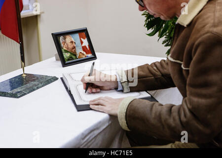 Mosca - 27 Novembre,2016: Memorial con flovers all ambasciata di Cuba Rebulic.persone piangono la morte del presidente cubano Fidel Castro.i funerali di natoina Foto Stock