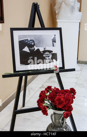 Mosca - 27 Novembre,2016: Memorial con flovers all ambasciata di Cuba Rebulic.persone piangono la morte del presidente cubano Fidel Castro.i funerali di natoina Foto Stock