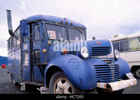 La Squatter / Hippie della casa di un vecchio blu 1940 Dodge Bus, Homer Spit, Alaska, STATI UNITI D'AMERICA Foto Stock