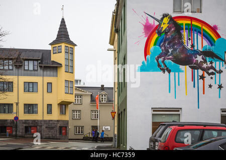 Edifici con street art graffiti nel centro di Reykjavik, Islanda, l'Europa. Foto Stock